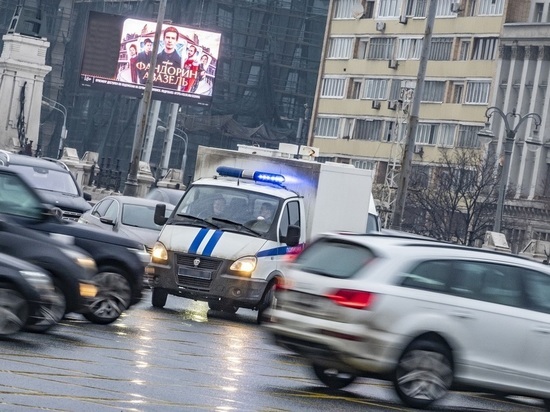 В Москве ограбили сотрудницу полиции в подъезде ее дома