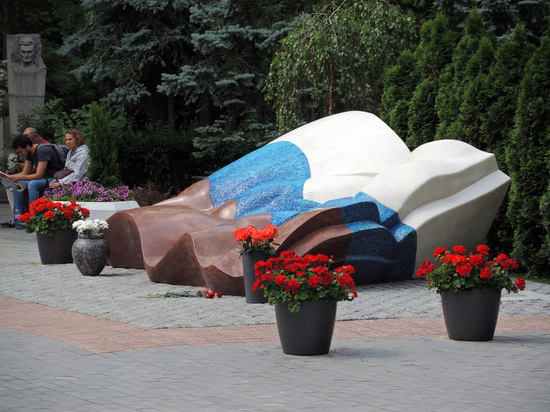 На могиле Ельцина появился букет цветов от Чубайса