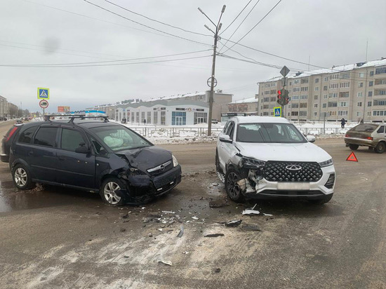 В Котласском районе мужчина повернул налево и отправил в больницу трех человек