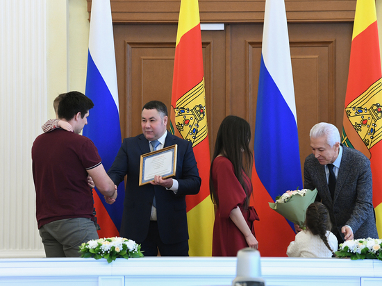В Твери губернатор Игорь Руденя и депутат Дмитрий Васильев вручили жилищные сертификаты