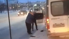 В Надыме подрались таксист и водитель маршрутки: в ход пошел костыль