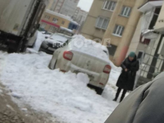 Груда снега в Чебоксарах рухнула на машину с людьми и согнула крышу