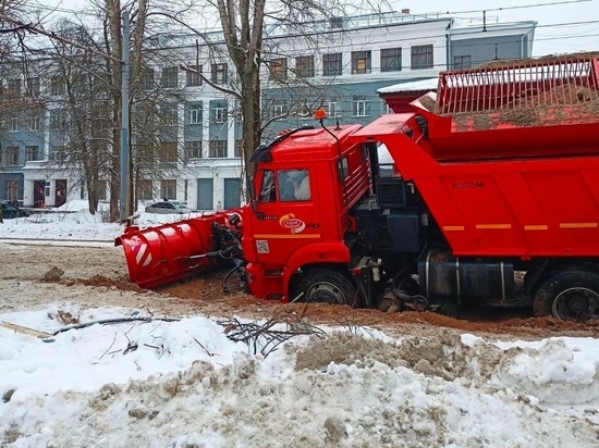 В Ярославле под асфальт провалился снегоуборочный КАМАЗ