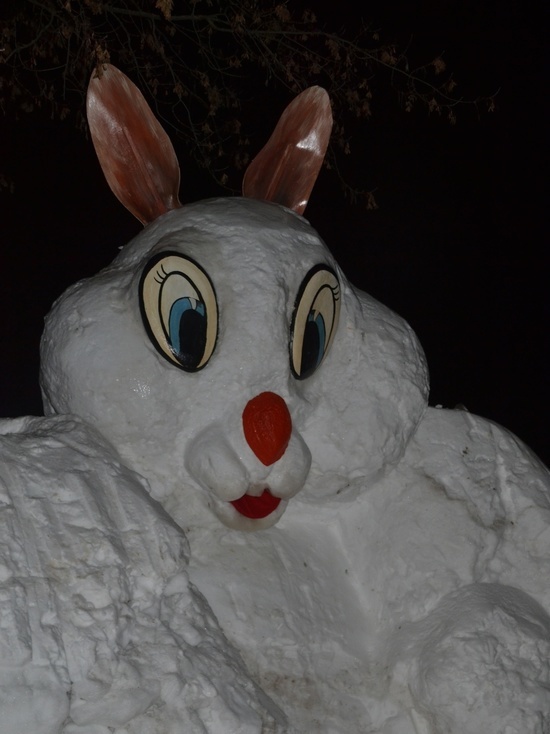 В Ярославле снежный скульптор завершил гигантского зайца