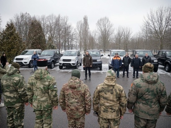 Белгородский губернатор передал семь внедорожников командирам батальонов теробороны