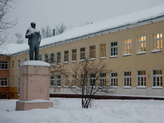 Школа, где учился Ельцин, проигнорирует его день рождения: сохранился журнал с оценками