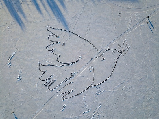 Замерзшее Онежское озеро в Петрозаводске украсил огромный рисунок