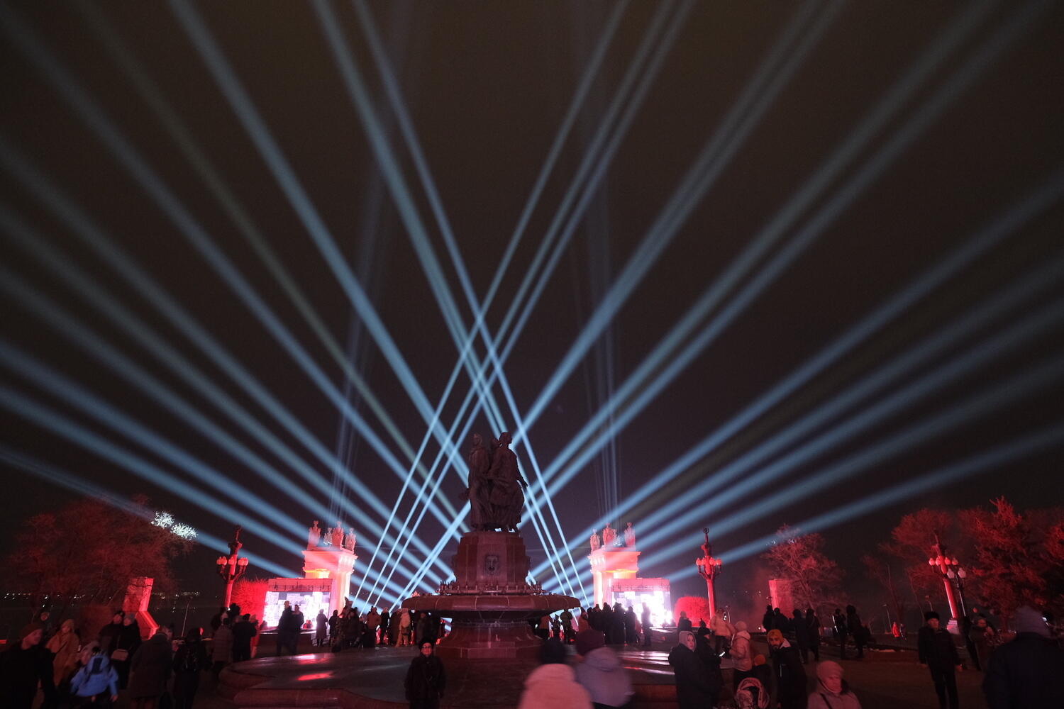 амфитеатр волгоград набережная. 2 февраля волгоград. куда сходить волгоград 2023. новая набережная волгоград 2023. свет великой победы 2023.