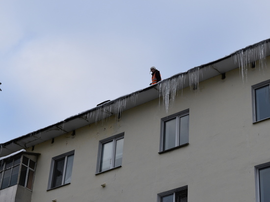 В Твери проверили процесс уборки снега и сосулек с крыш домов