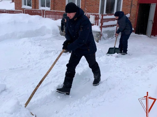 Кузбасские росгвардейцы помогли пожилому мужчине очистить двор от снега