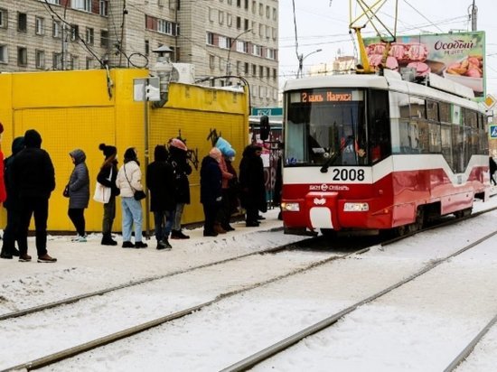 Новосибирцы жалуются на неочищенные трамвайные остановки