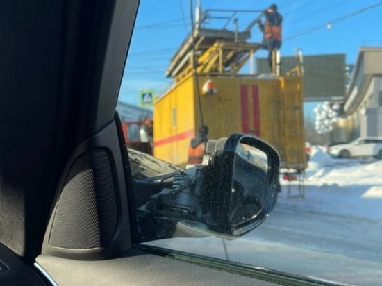 В Новосибирске упавшие рога троллейбуса повредили автомобиль