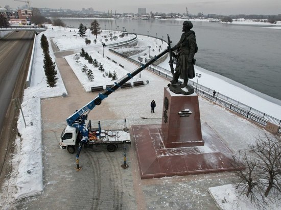 С иркутских памятников сняли снежные шапки
