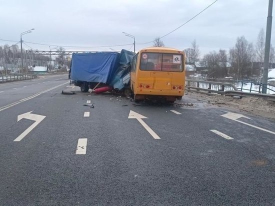 В Крестецком районе водитель грузовика погиб от столкновения со школьным автобусом