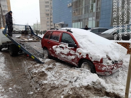 В Чебоксарах эвакуируют  мешающие уборке снега авто