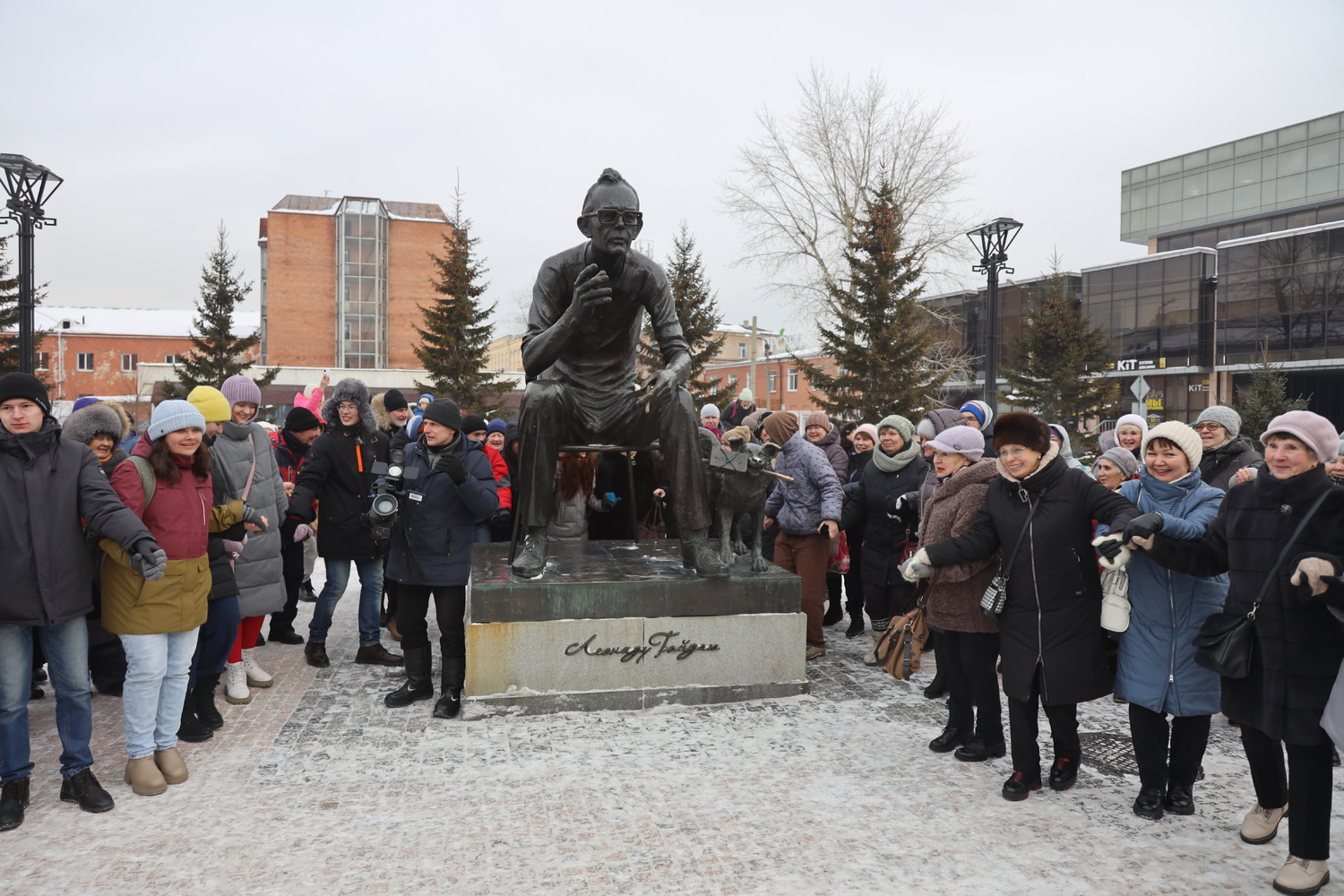 эмблема 100 лет ленинский район иркутск. 100 лет иркутск. 100 лет иркутск. памятник гайдаю в иркутске. иркутский комсомол 100 лет.