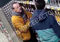 31-летний мужчина и его 28-летний приятель вынесли из продуктового магазина бутылку водки и пачку чипсов