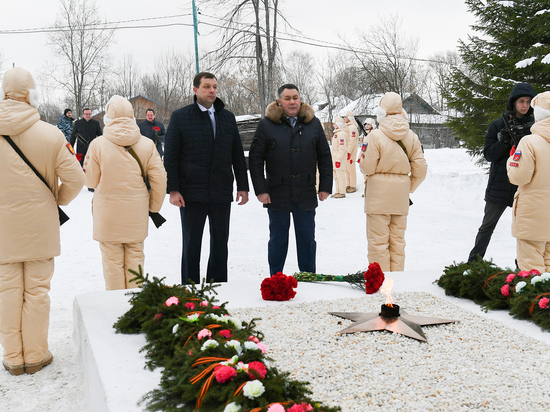 Губернатор Тверской области возложил цветы к Обелиску в поселке Сонково