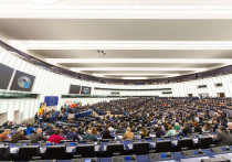Европарламент в ходе спецсессии принял резолюцию, в которой призвал страны Евросоюза как можно скорее изгнать из ЕС все оставшиеся российские компании и принять десятый пакет санкций против России