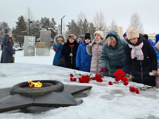 «Вера в победу над тем же врагом спустя 80 лет»: в Ноябрьске почтили память героев Сталинградской битвы