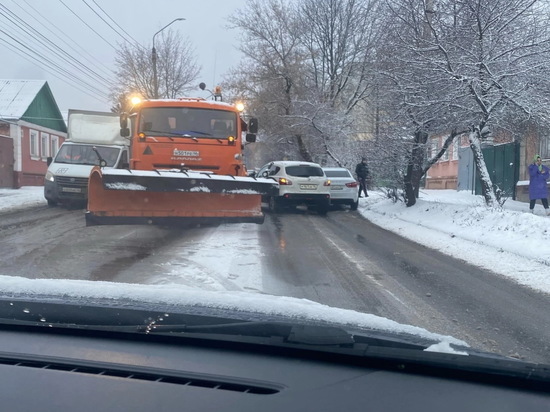 На улице Запольной в Курске произошло массовое ДТП со снегоуборочной машиной