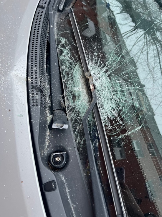 В Твери с крыши упал кирпич и разбил лобовое стекло автомобиля