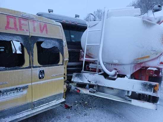 Школьный автобус и два бензовоза столкнулись на дороге Южно-Сахалинск — Холмск