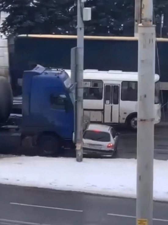 Костромские ДТП: сцепились грузовик и легковушка