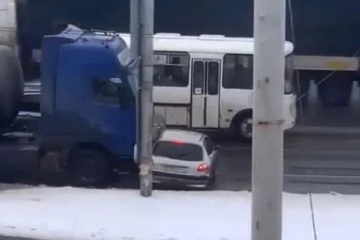 Костромские ДТП: сцепились грузовик и легковушка