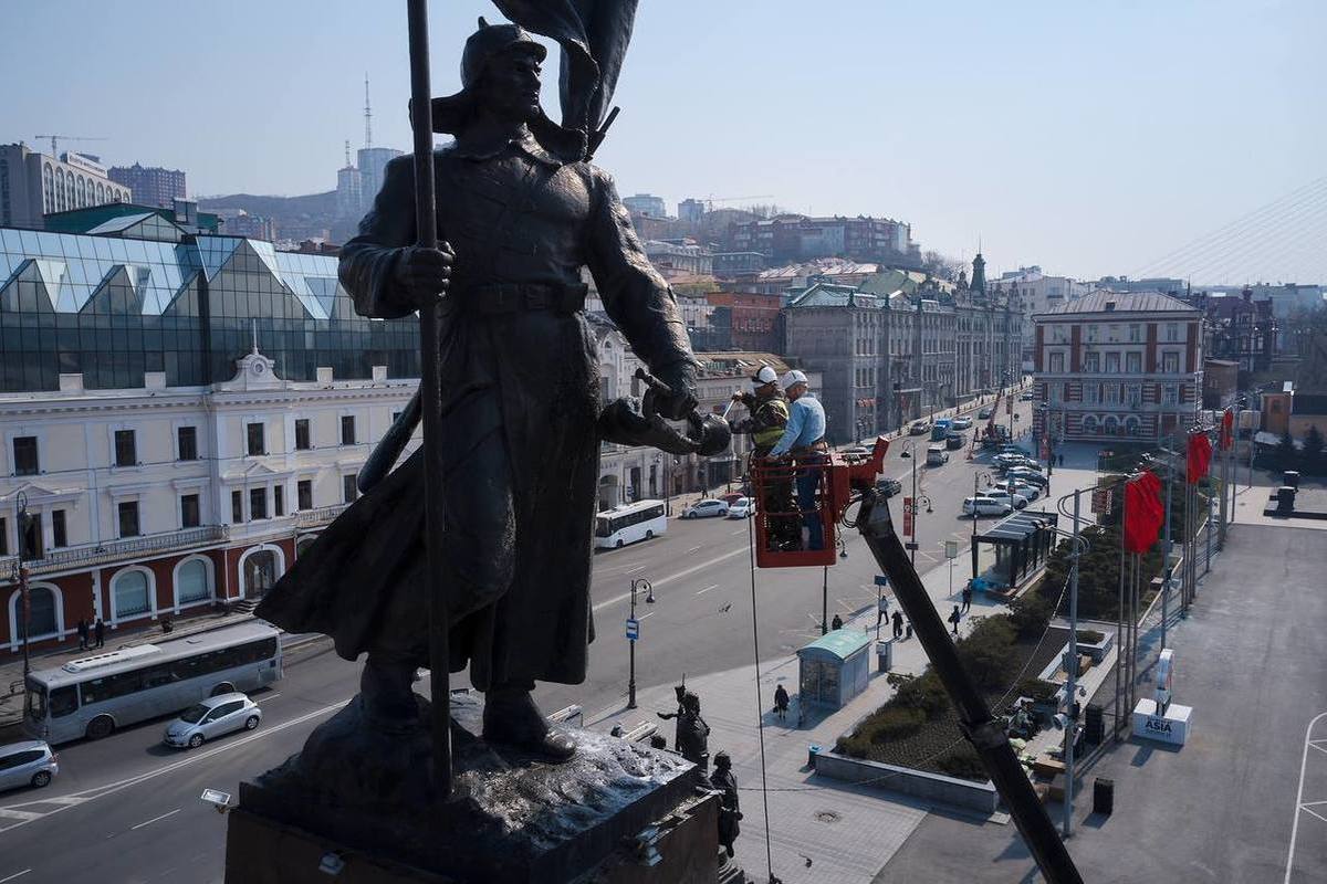 Памятник борцам за власть Советов на площади Владивостока отреставрируют -  МК Владивосток