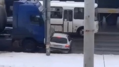 В Костроме водитель грузовика проучил подрезавшую его автоледи 