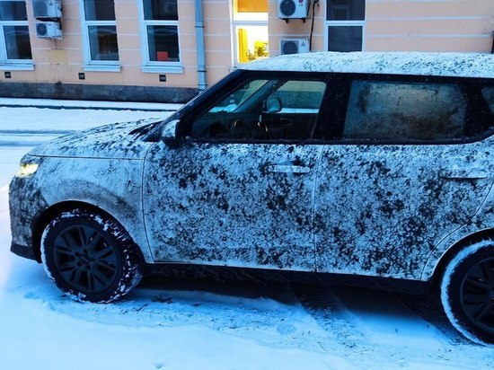 Белая машина стала черной: водители пожаловались на отсутствие уборки на Свердловской набережной