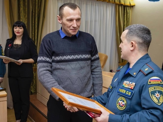 Глава МЧС Ямала наградил мужчину из Тарко-Сале за спасение едва не утонувшего малыша