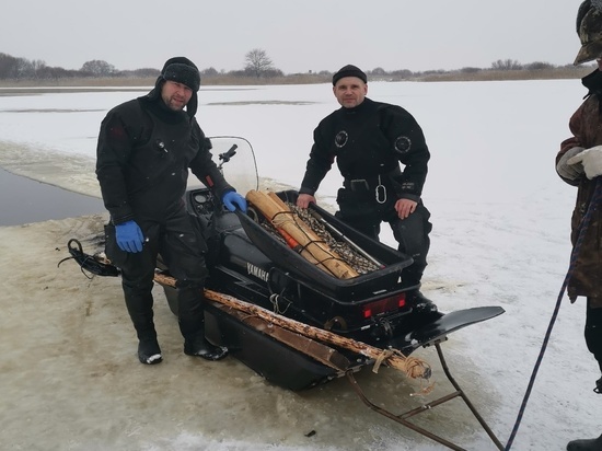 Снегоход провалившихся под лёд псковских рыбаков вытащили из реки Великой