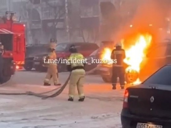 Пожар во внедорожнике рядом с кузбасским ТРК попал на видео