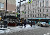 Уборка снега в центре Петербурга днем 3 февраля не обошлась без происшествий: неуклюжий трактор въехал в газетный ларек на улице Восстания. Досталось от него и автомобилистам — их машины он окатил снегом.