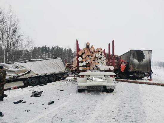 В Кировской области закрыли федеральную трассу из-за аварии с четырьмя грузовиками
