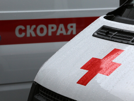 Одного человека увезли в больницу из горящей трехкомнатной квартиры на Воронежской