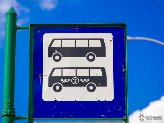 Люди падают под автобус: наледь около остановочного павильона обеспокоила жителей кузбасского города