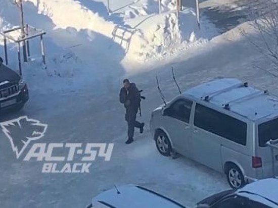 Неизвестного с оружием заметили возле детсада в Новосибирске