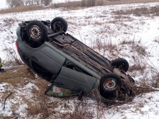Женщина получила травмы в перевернувшейся «Ладе» в Курской области