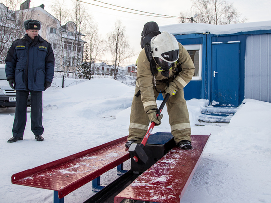 Ямальские пожарные будут учиться лучше ломать здания кувалдой на специальных тренажерах