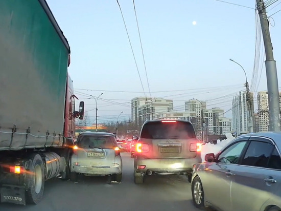 ДТП с фурой спровоцировало пробку в Дзержинском районе Новосибирска