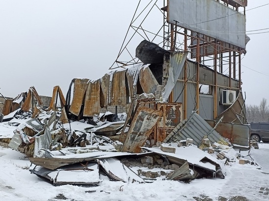 Здание швейной фабрики и гараж разрушены в Сватово обстрелом ВСУ