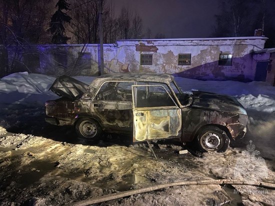 Возгорание автомобиля в Великом Новгороде нанесло ущерб двум людям