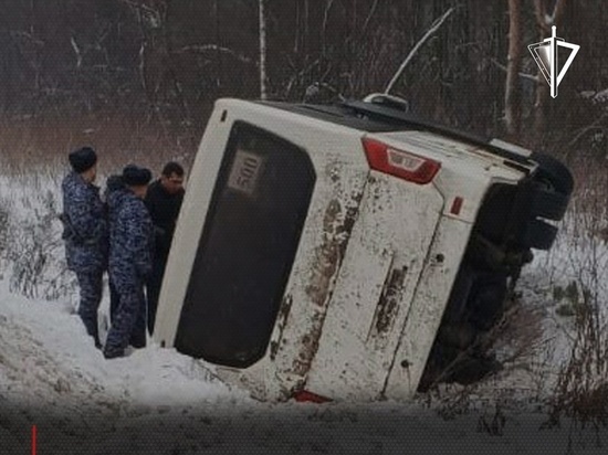 В Ярославской области Росгвардия пришла на помощь пассажирам перевернувшегося автобуса