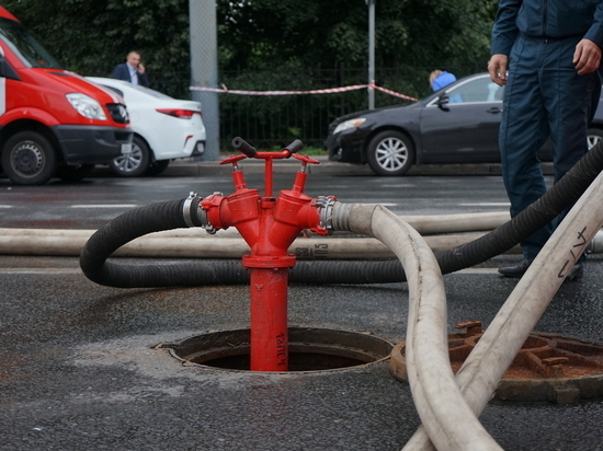 Под Гурьевском загорелся старинный дом с мансардой