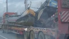 На дороге в Краснодаре с тягача упал экскаватор