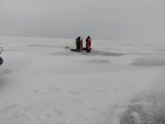 Спасатели вышли на поиски любителей зимней рыбалки на Ладожском озере и реке Неве