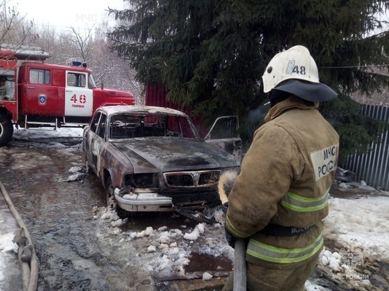 В Киреевском районе полностью сгорел автомобиль: пострадал мужчина